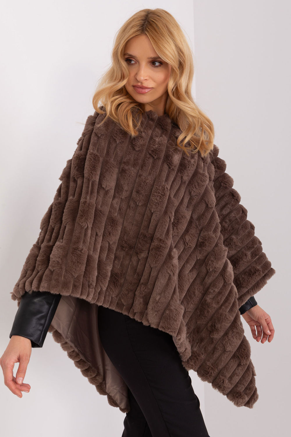 Sweter Ponczo Model AT-PN-2347.68 Brown - AT - obrazek 3