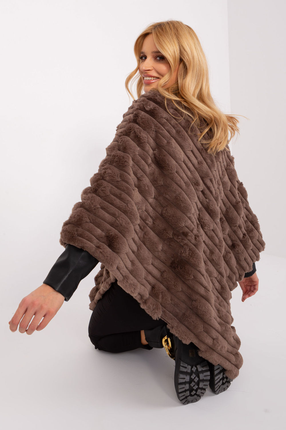 Sweter Ponczo Model AT-PN-2347.68 Brown - AT - obrazek 4