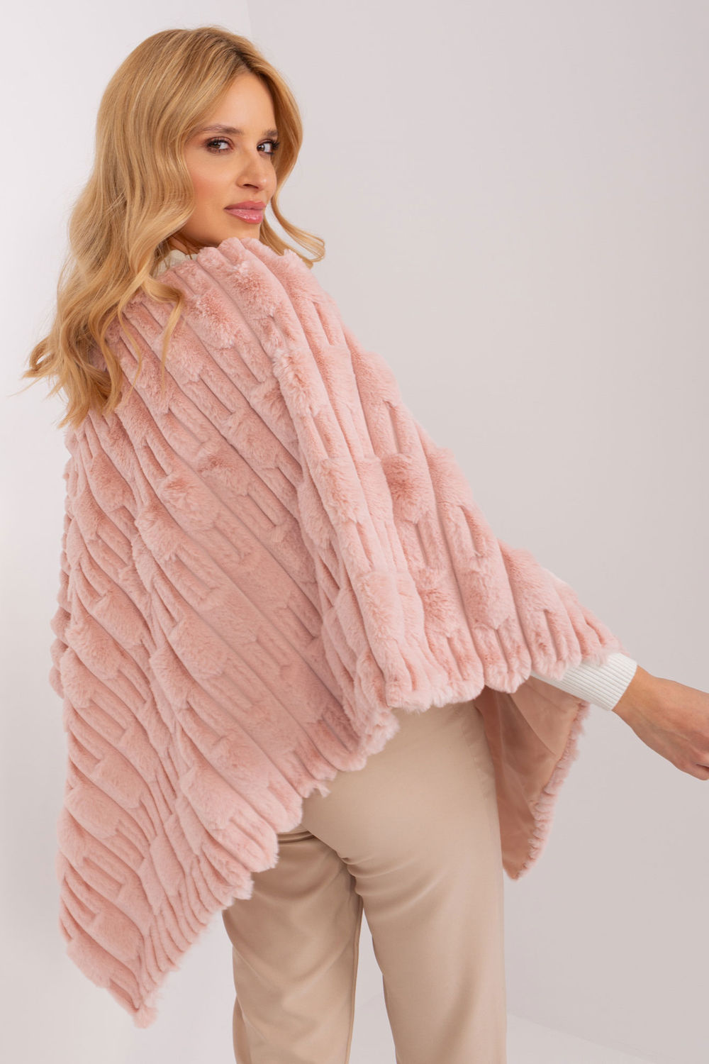 Sweter Ponczo Model AT-PN-2347.68 Light Pink - AT - obrazek 3
