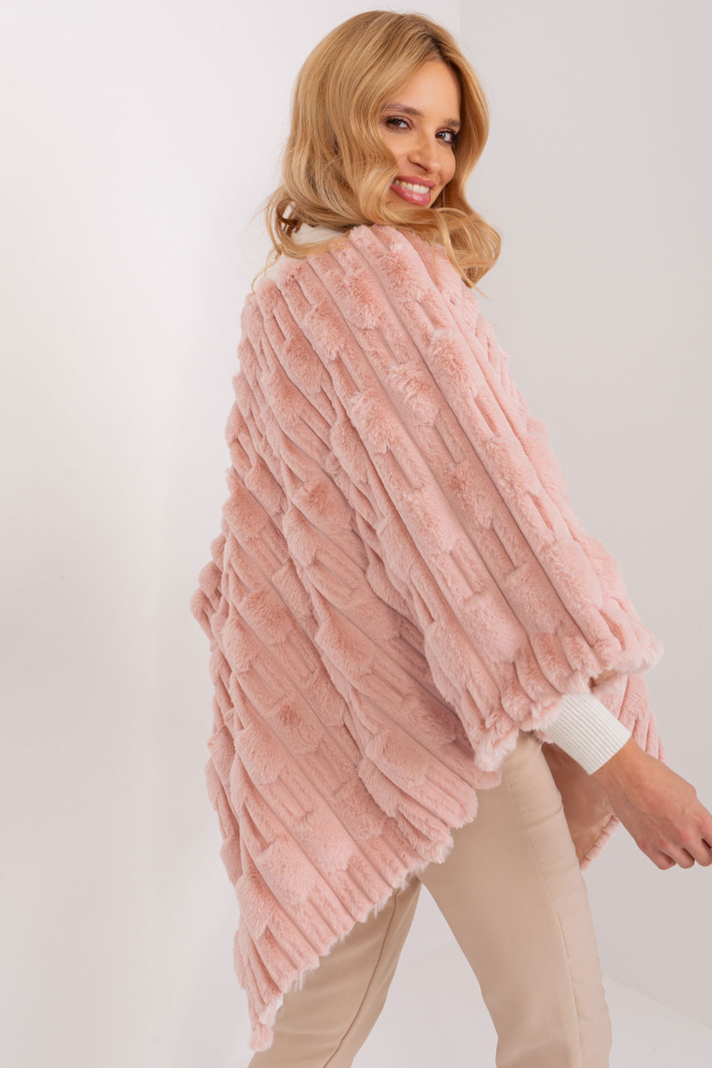 Sweter Ponczo Model AT-PN-2347.68 Light Pink - AT - obrazek 4
