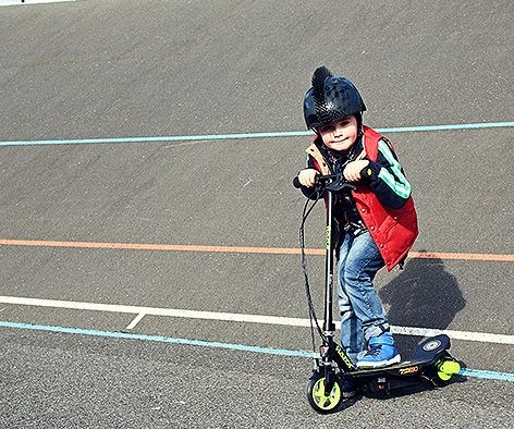 Hulajnoga elektryczna Razor E90 Power Core 13173802 (kolor czarny, kolor zielony) - obrazek 4