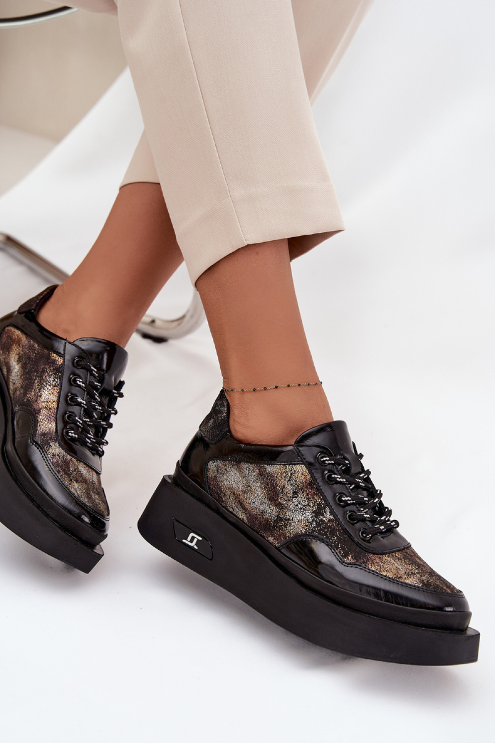 Półbuty Model Artiker 57C2042 Black/Gold - Step in style - obrazek 3