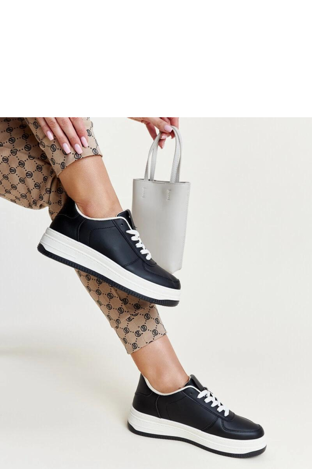 Czarne sneakersy na platformie Cvita - Solea - obrazek 3