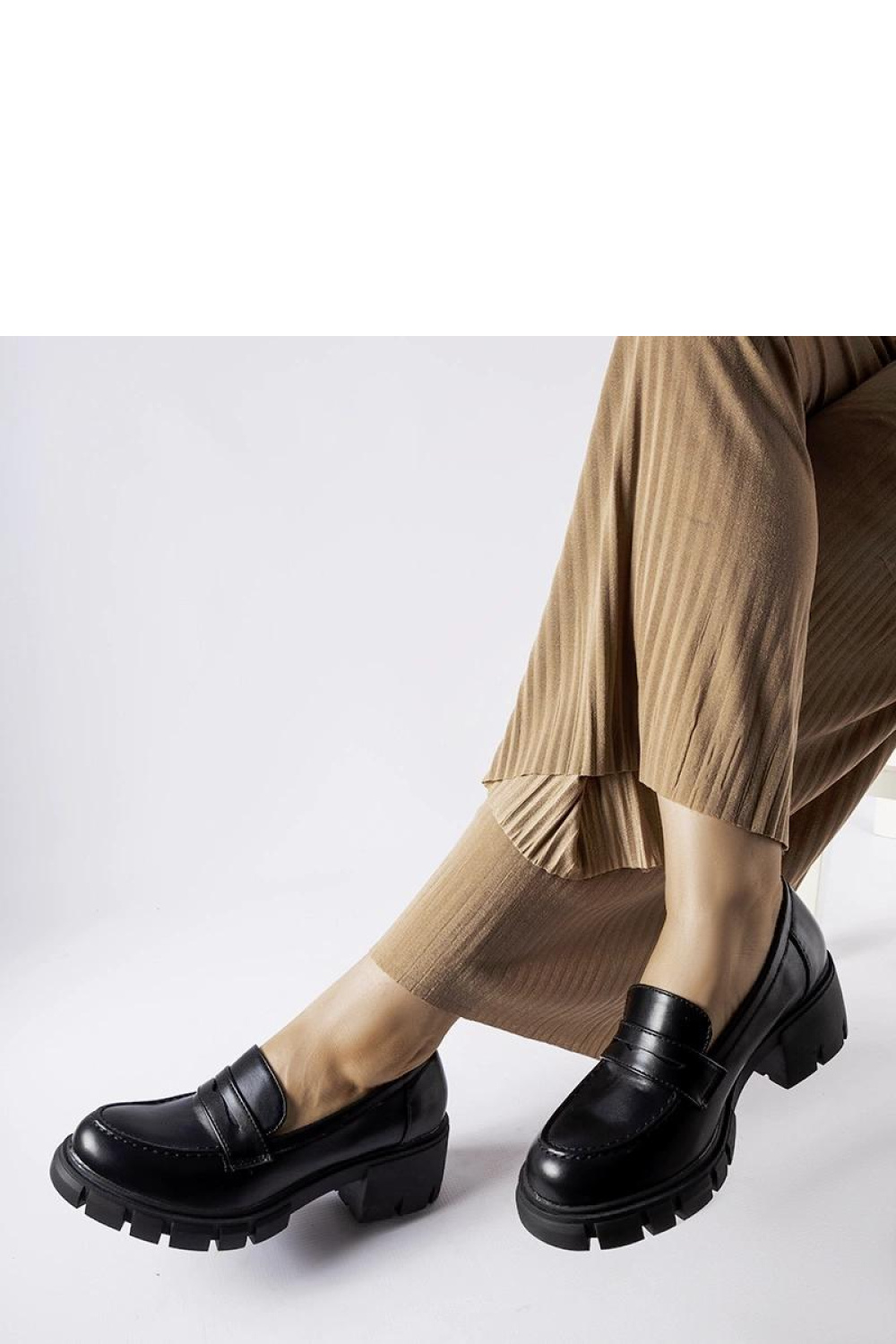 Czarne klasyczne mokasyny na klocku Dina - Solea - obrazek 3