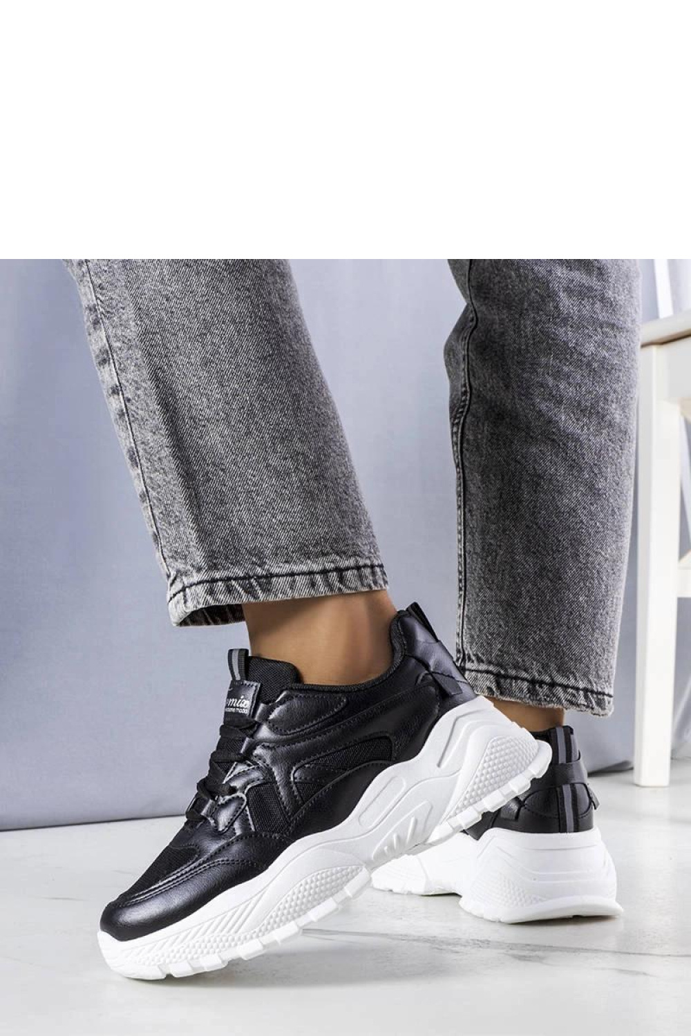 Czarne sneakersy na masywnej podeszwie Lorene - Solea - obrazek 3