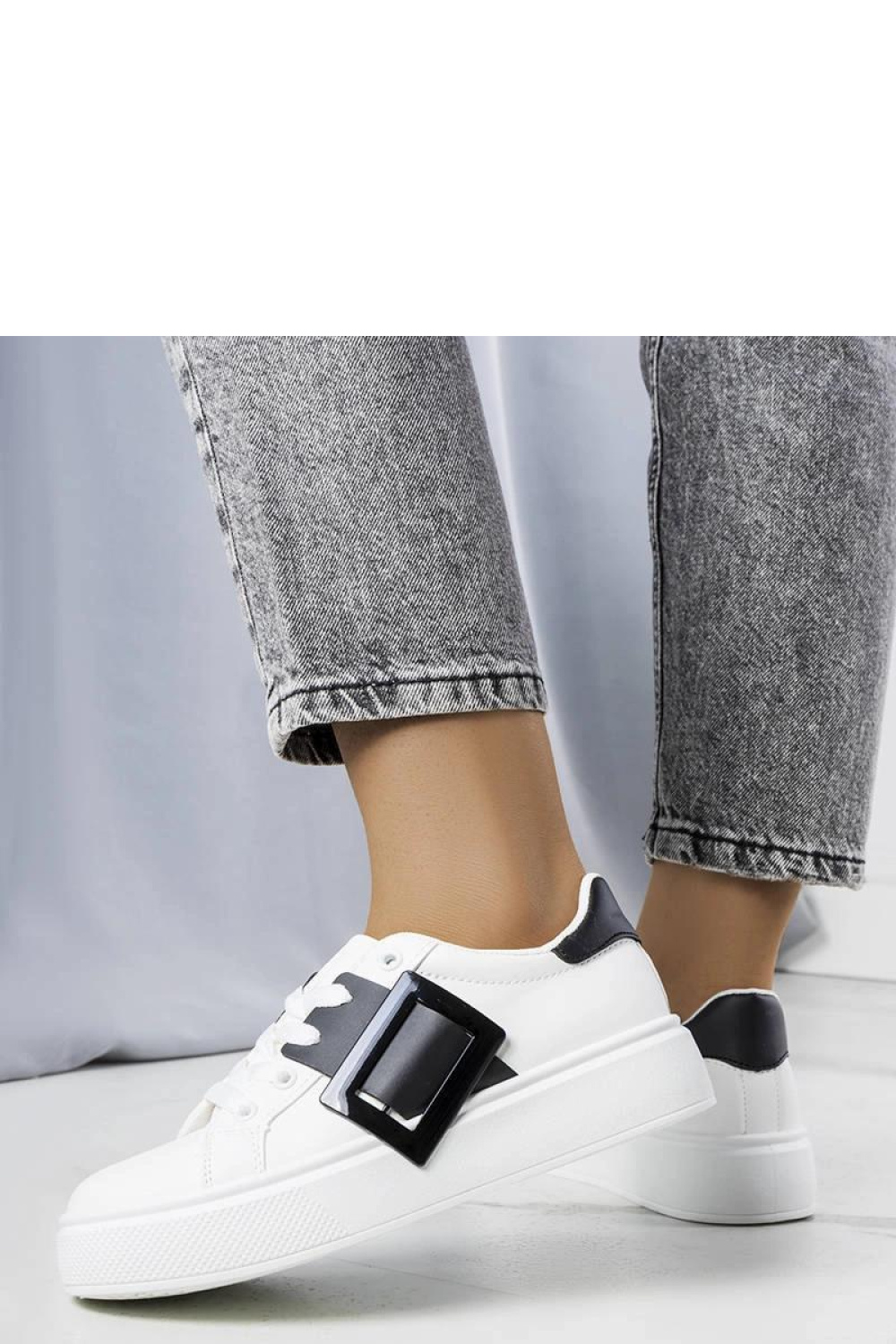 Białe sneakersy zdobione czarną klamerką Toni - Solea - obrazek 2