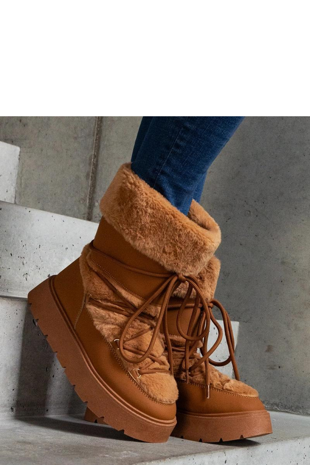 Brązowe ocieplane śniegowce sznurowane zdobione futerkiem Istiss - Solea - obrazek 2