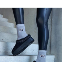 Czarne śniegowce na platformie z niską cholewką i haftowanym wzorem Greene – Solea