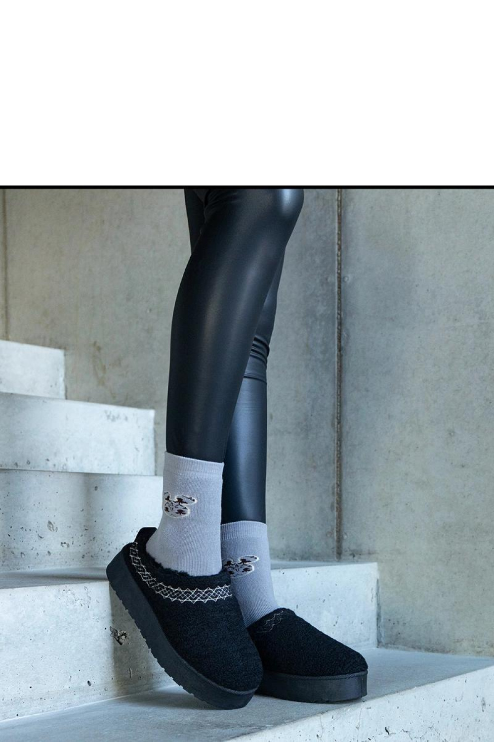 Czarne śniegowce na platformie z niską cholewką i haftowanym wzorem Greene - Solea - obrazek 2