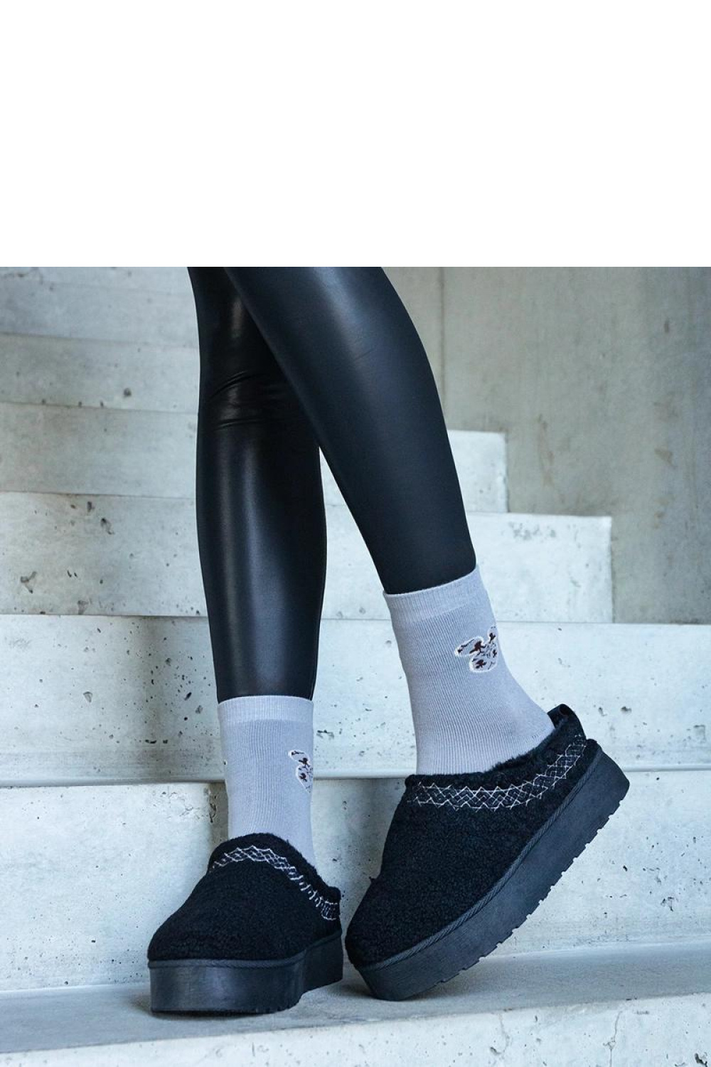 Czarne śniegowce na platformie z niską cholewką i haftowanym wzorem Greene - Solea - obrazek 3