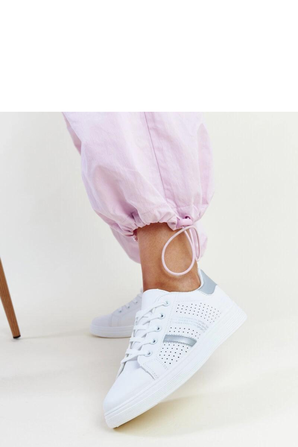 Biało-srebrne sneakersy eko skóra Berdine - Solea - obrazek 4