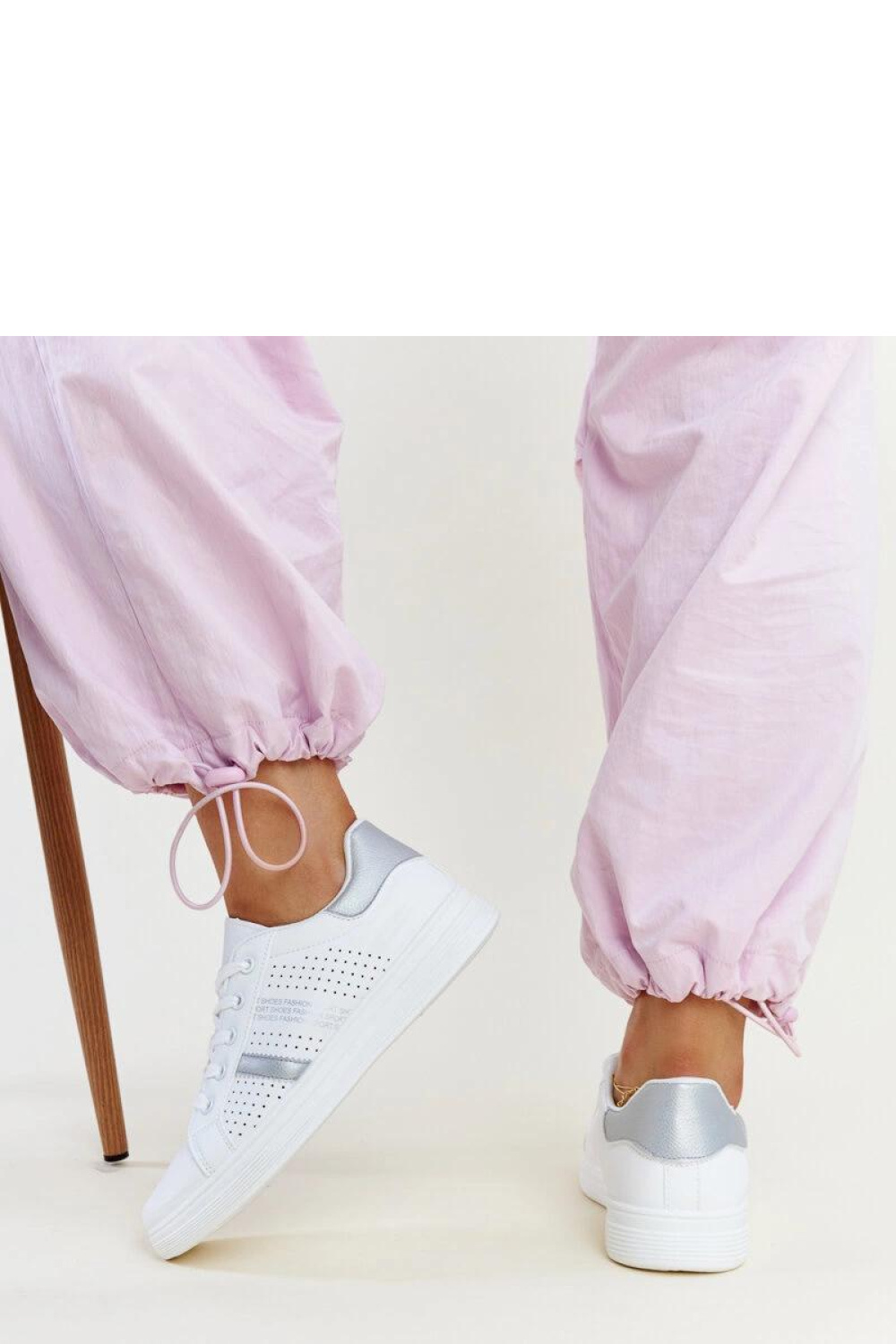 Biało-srebrne sneakersy eko skóra Berdine - Solea - obrazek 5