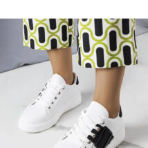 Białe sneakersy zdobione czarną klamerką Erin – Solea