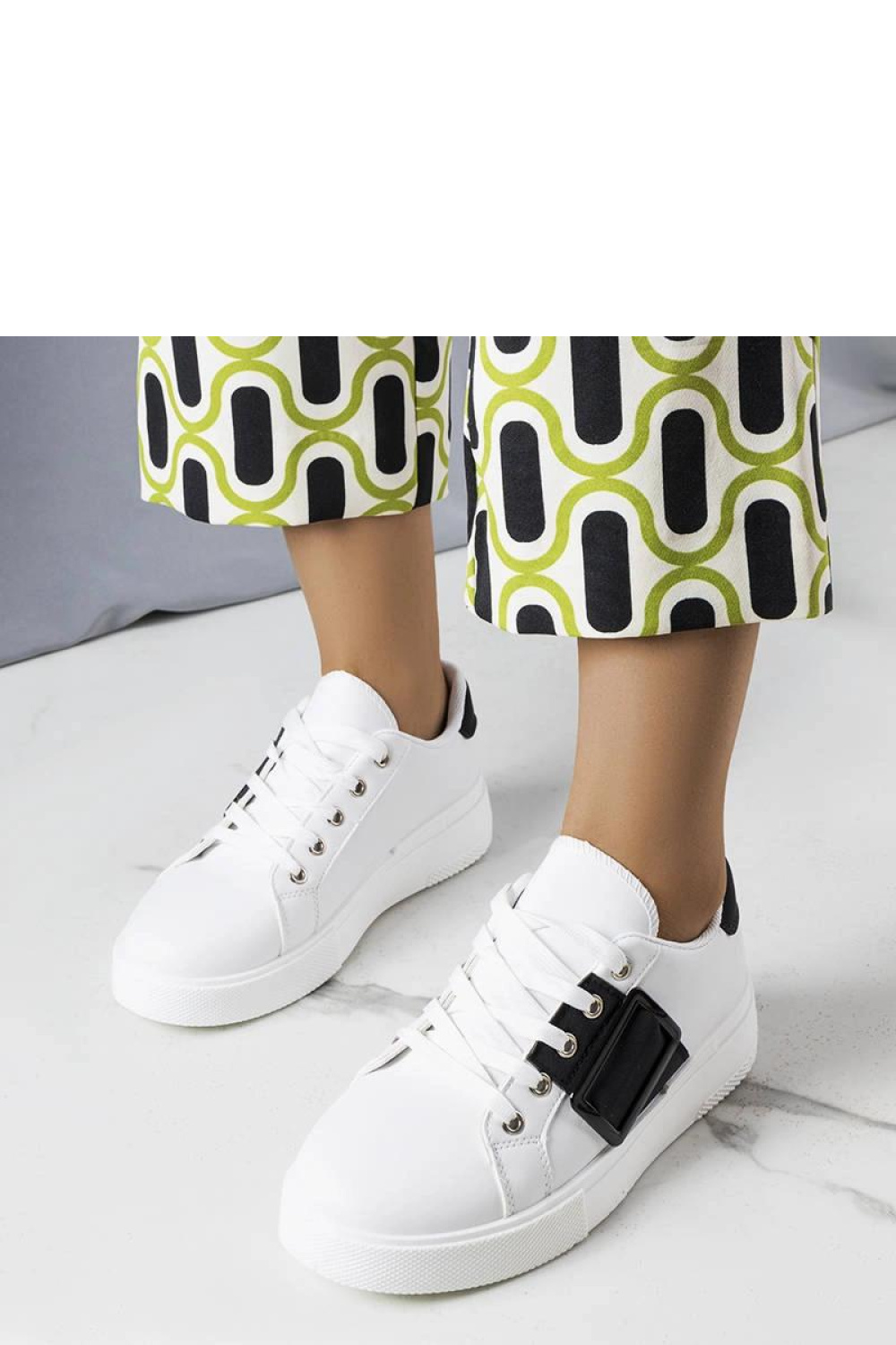 Białe sneakersy zdobione czarną klamerką Erin - Solea