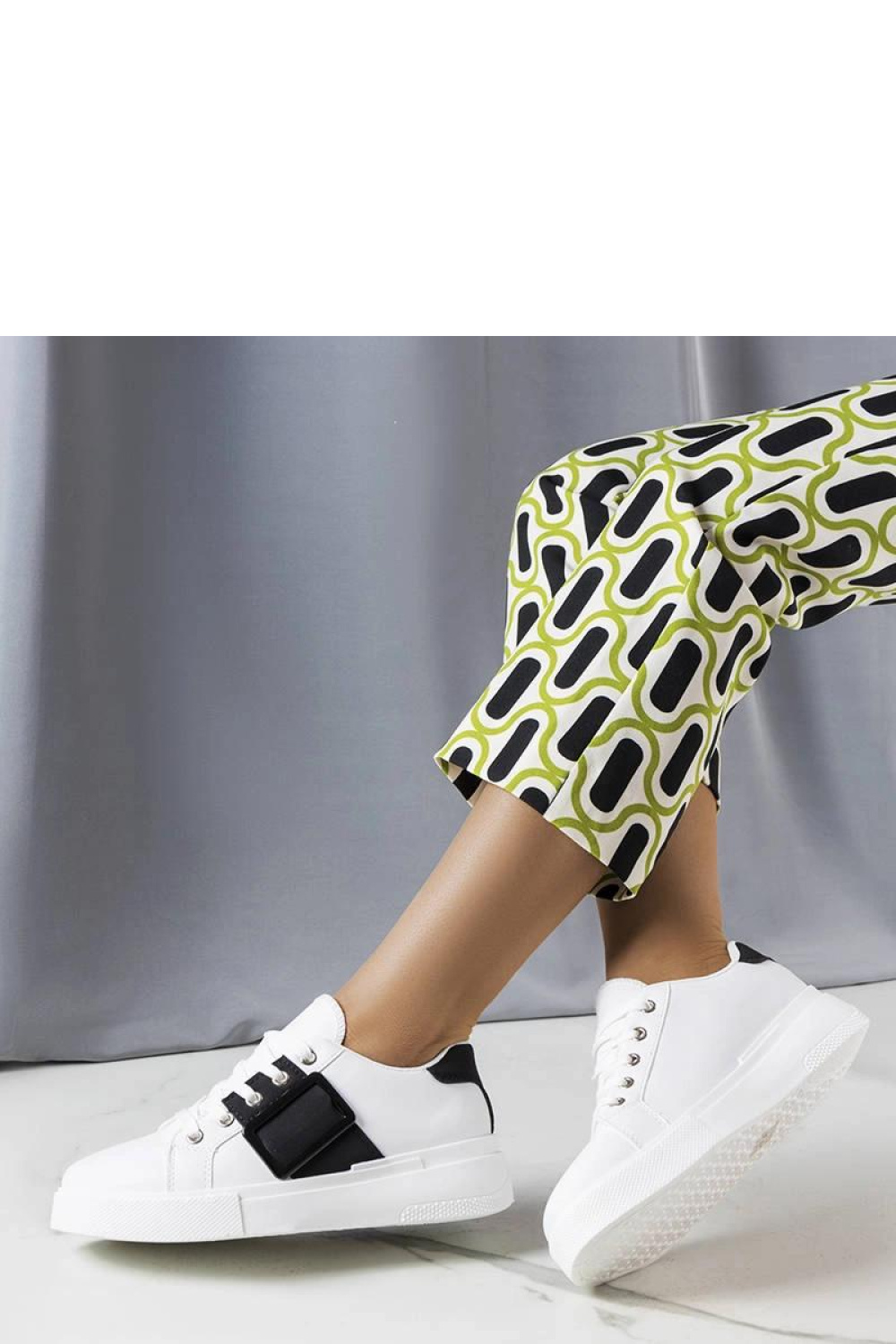 Białe sneakersy zdobione czarną klamerką Erin - Solea - obrazek 2