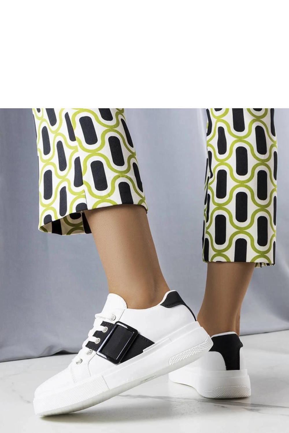 Białe sneakersy zdobione czarną klamerką Erin - Solea - obrazek 3