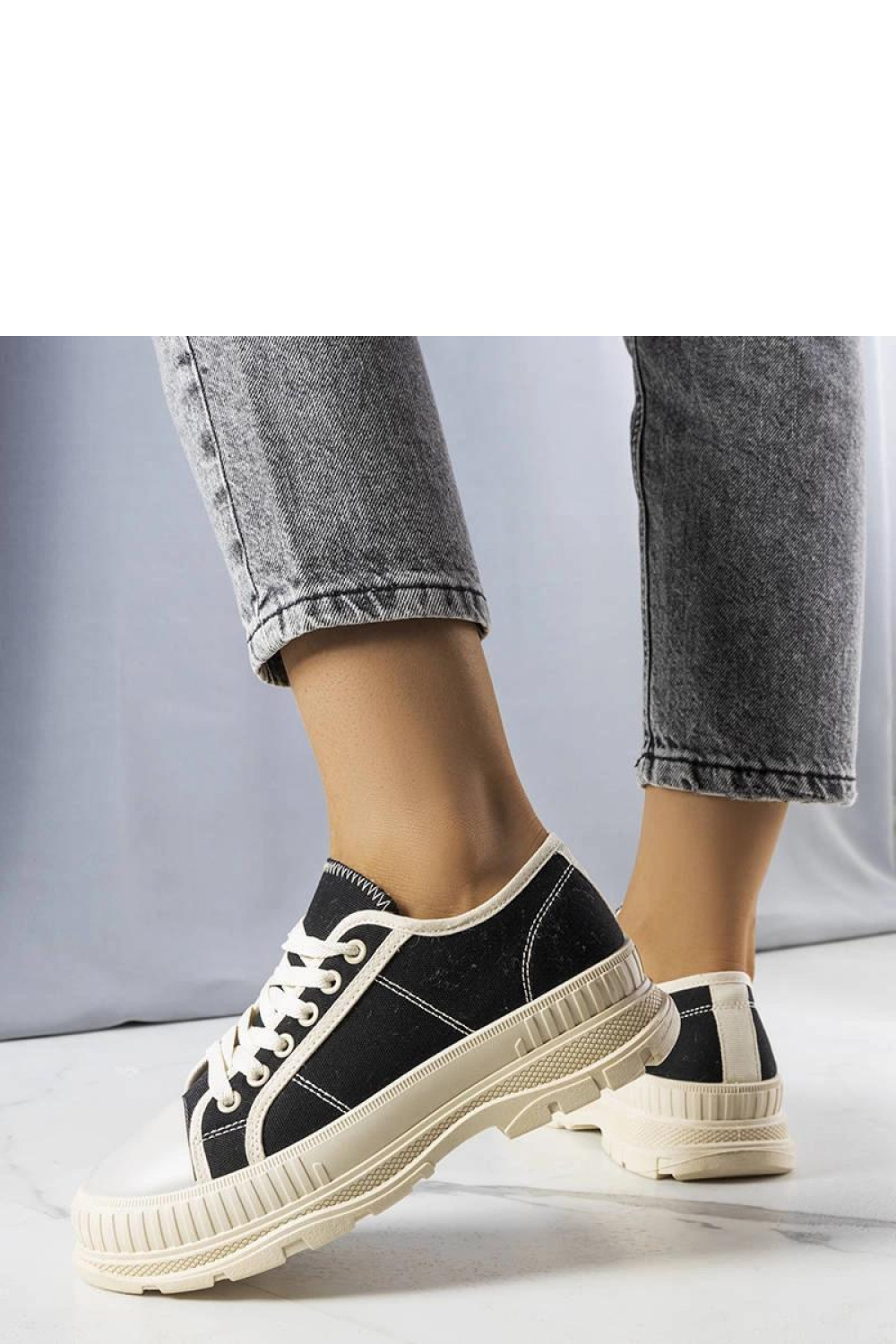 Czarne trampki na platformie Nichole - Solea - obrazek 3