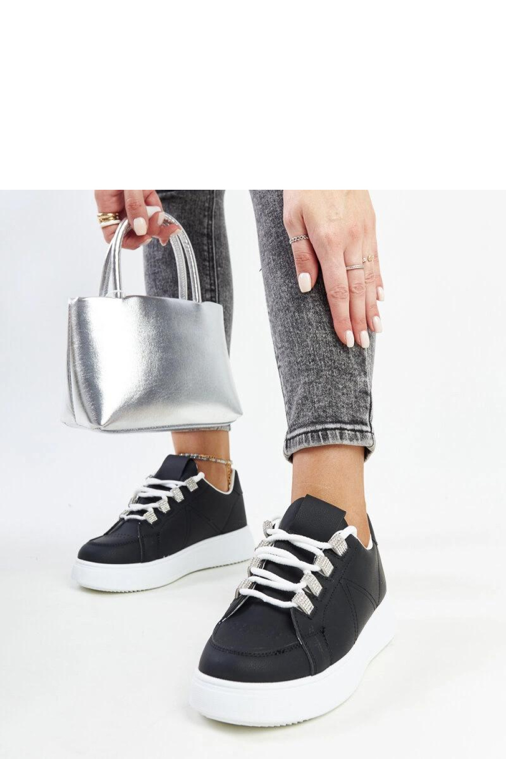 Czarne sneakersy na grubej podeszwie Walida - Solea - obrazek 3