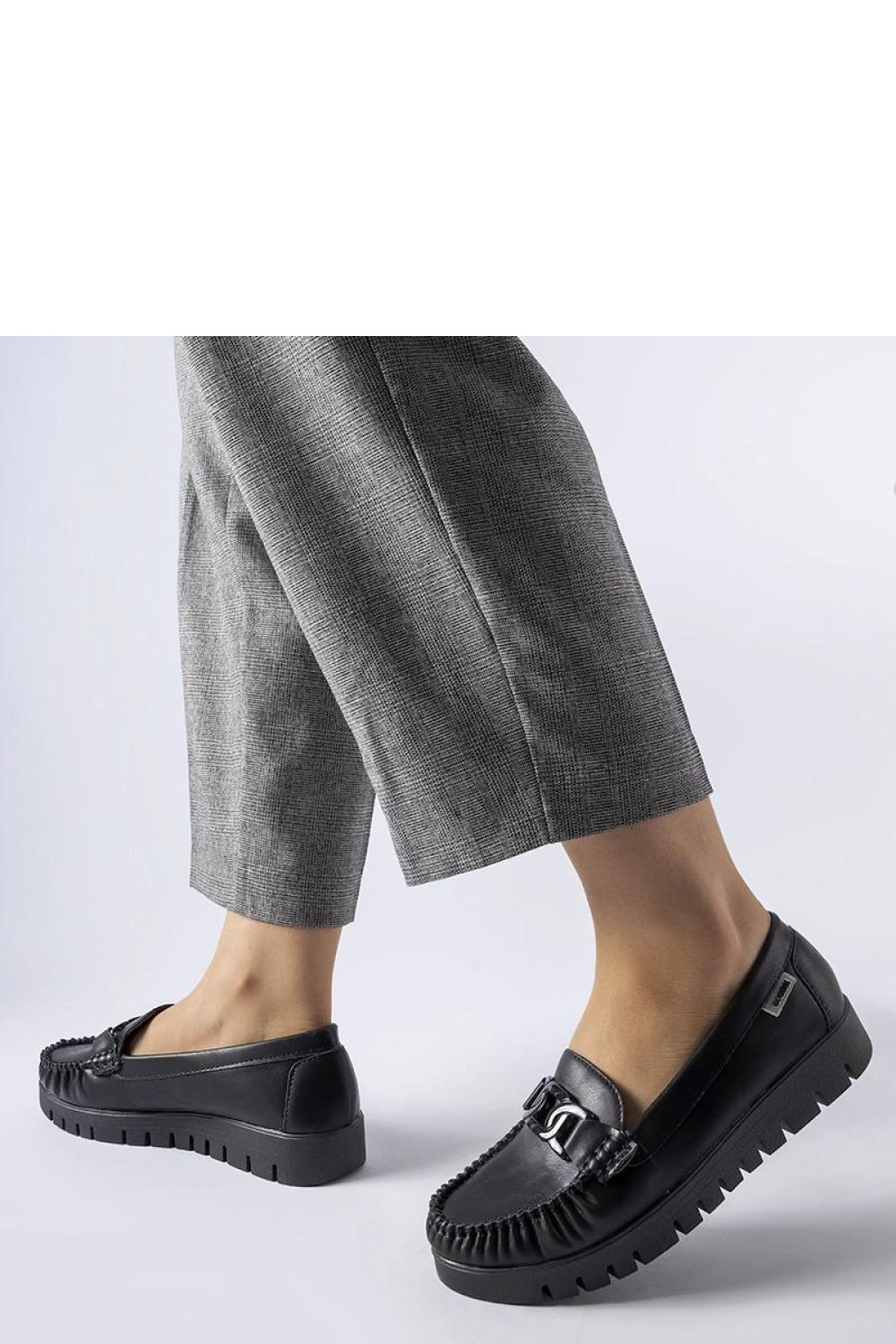 Czarne mokasyny z klamerką na koturnie Lionella - Solea - obrazek 3