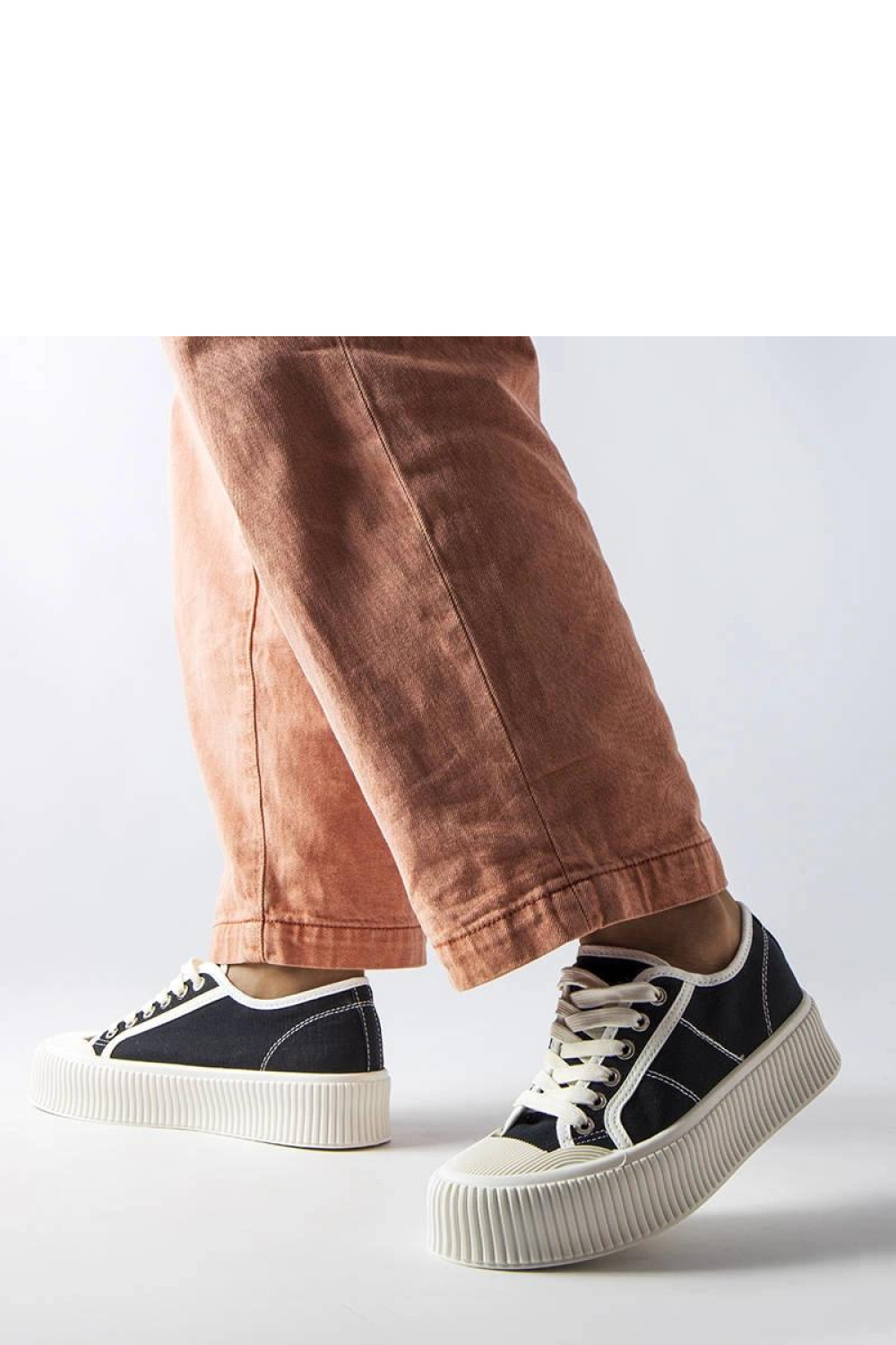 Czarne trampki na platformie Castanthei - Solea - obrazek 2