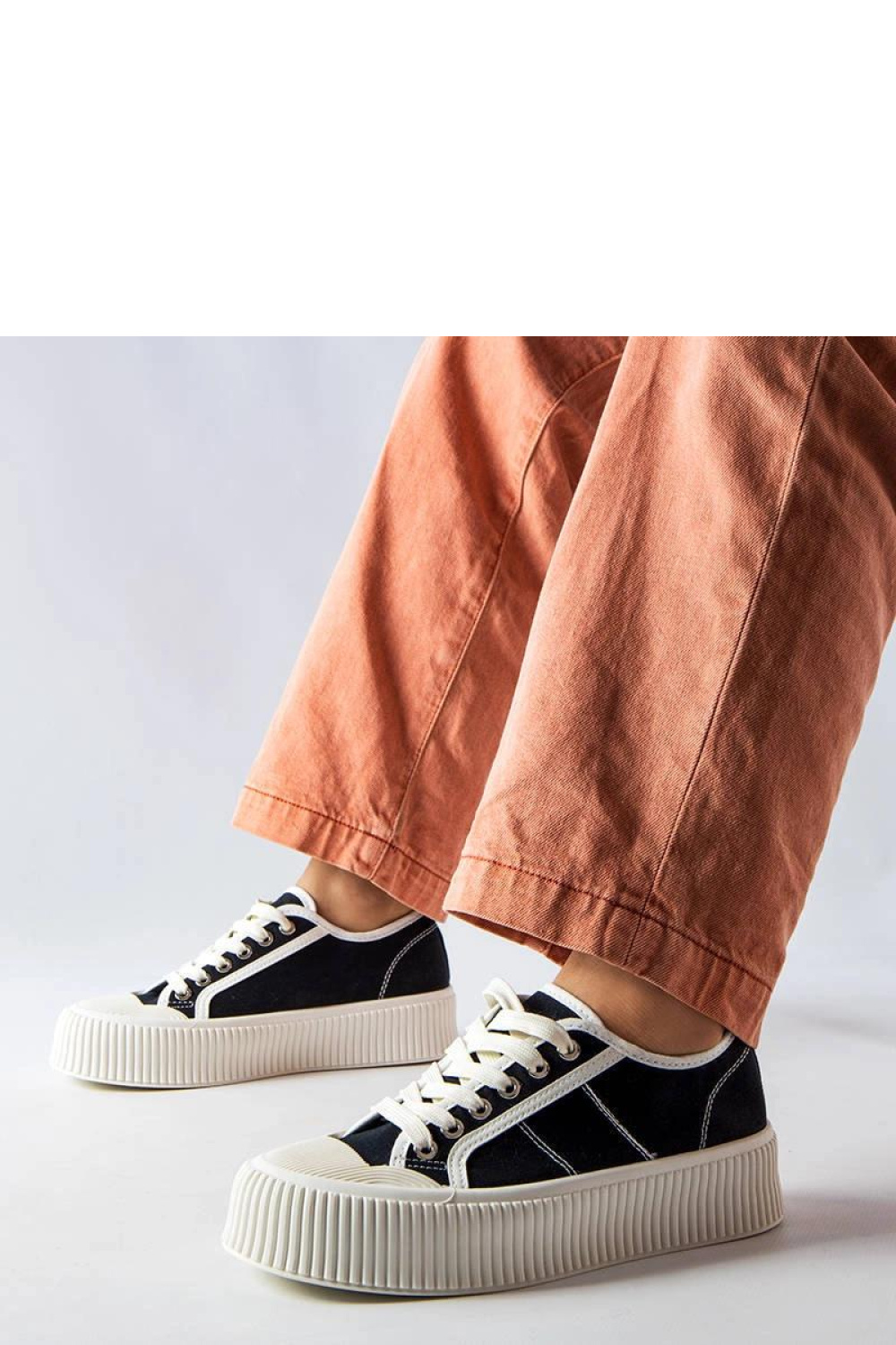 Czarne trampki na platformie Castanthei - Solea - obrazek 3