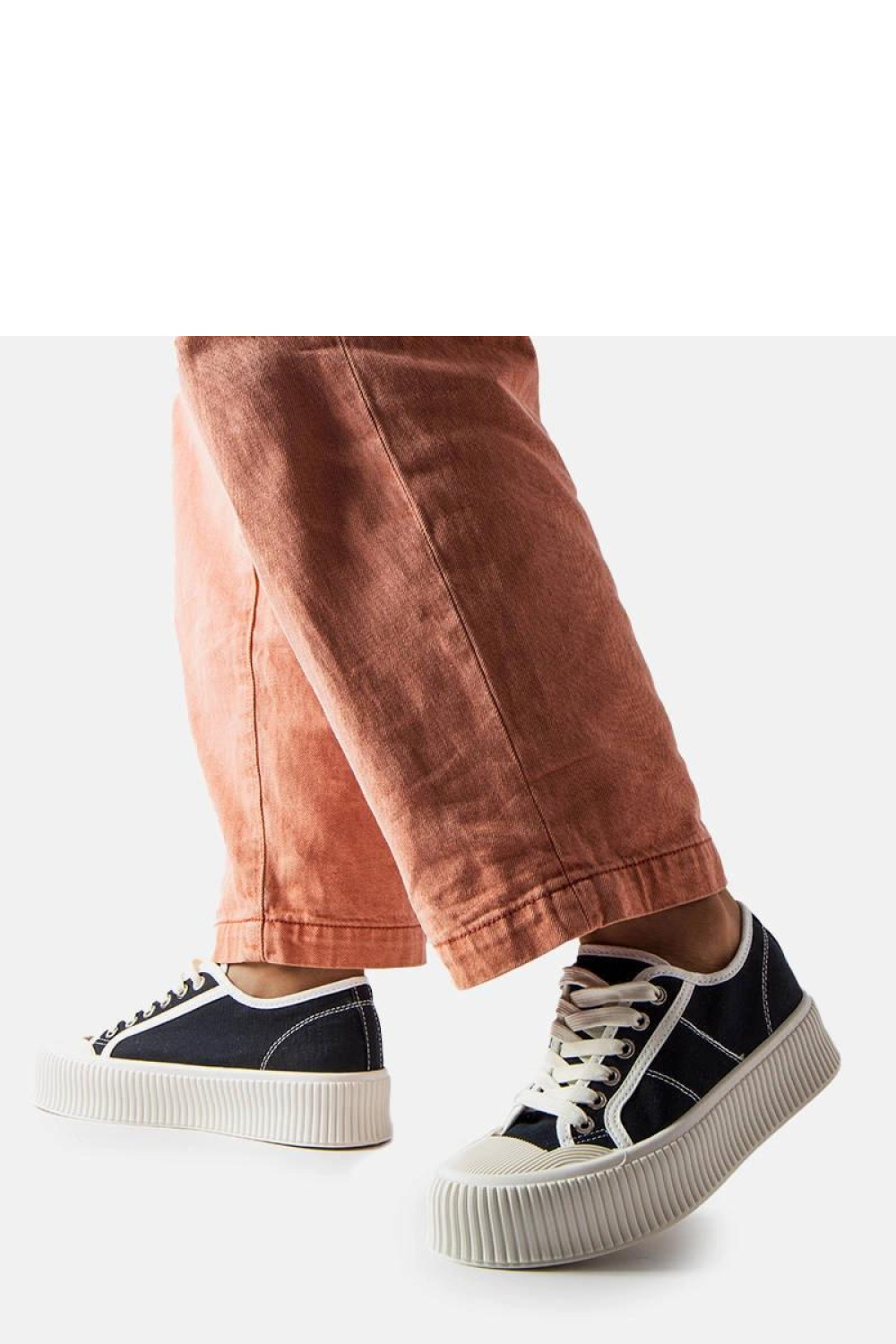 Czarne trampki na platformie Castanthei - Solea - obrazek 4