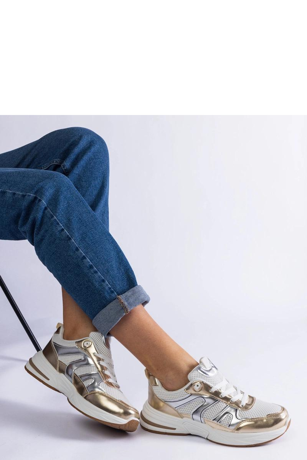 Materiałowe sneakersy sportowe ze złotymi wstawkami Elayne - Solea - obrazek 3