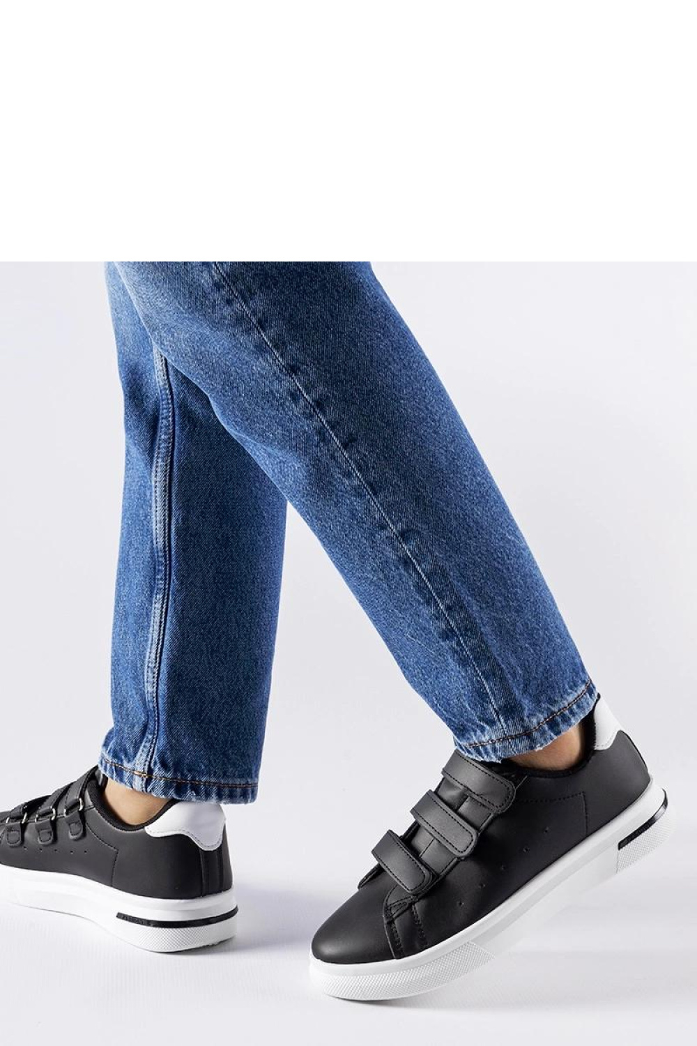 Czarne sneakersy zapinane na rzepy Paré - biała podeszwa - Solea - obrazek 3