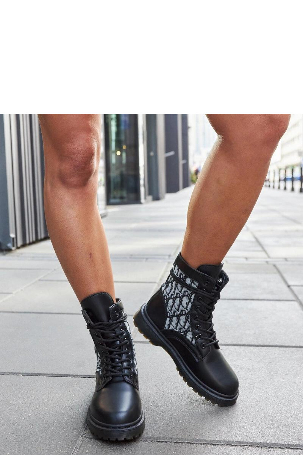 Czarne trapery zdobione monogramem Giraldo - Solea - obrazek 3