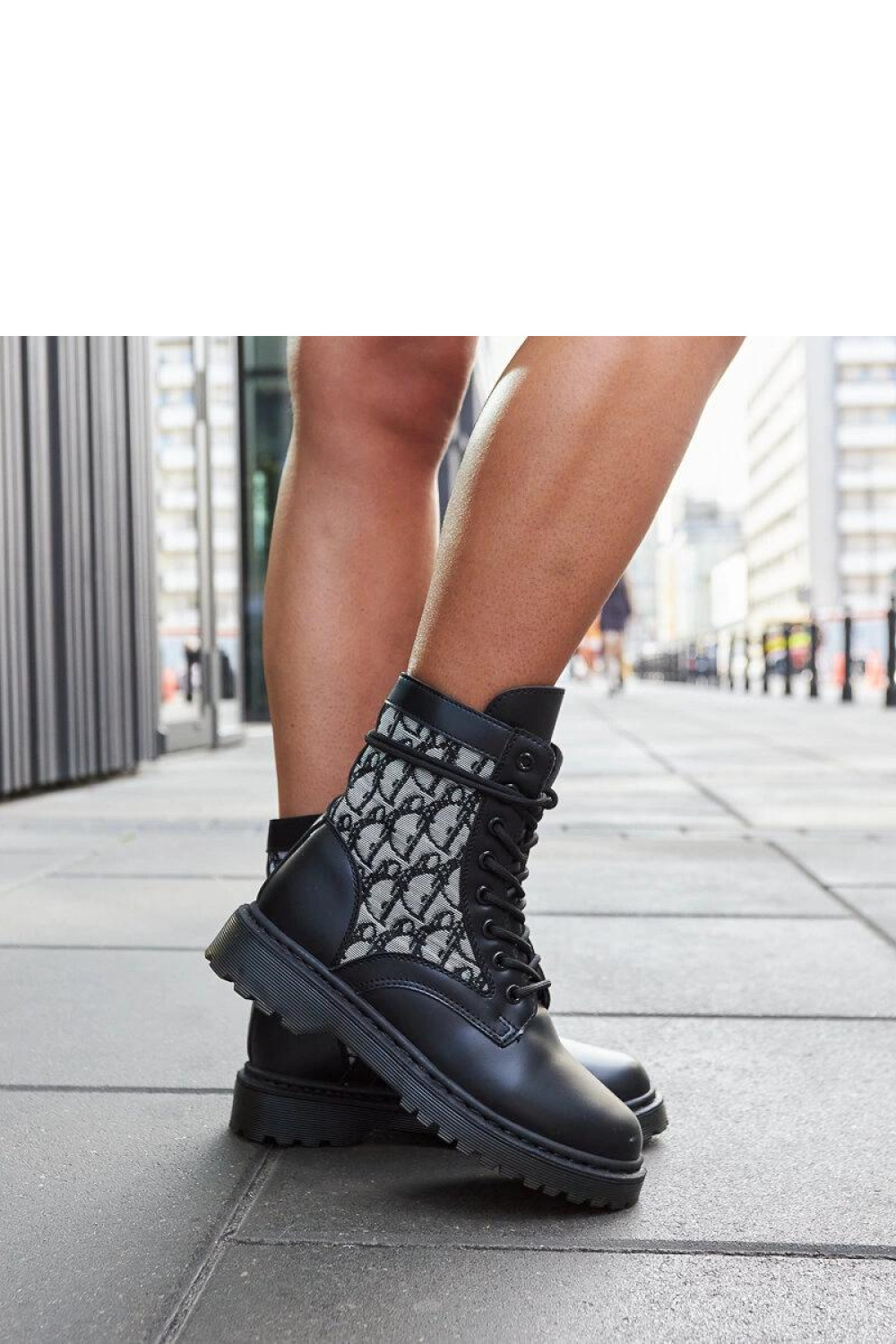 Czarne trapery zdobione monogramem Giraldo - Solea - obrazek 4