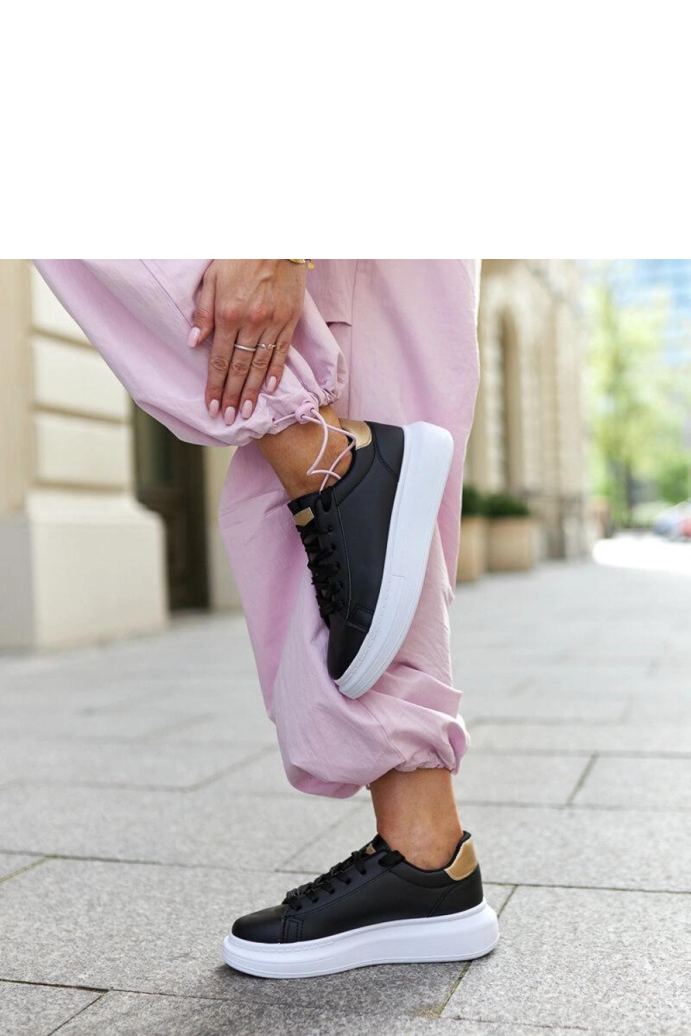 Czarne sneakersy na grubej podeszwie Ivalu - Solea - obrazek 4