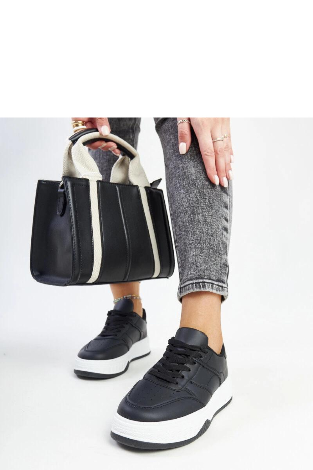 Czarne sneakersy na grubszej podeszwie Rafida - Solea - obrazek 3