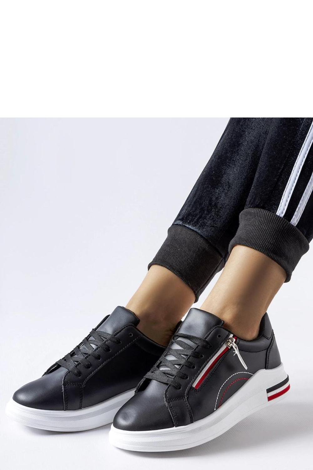 Czarne sneakersy na białej podeszwie Anaunia - Solea - obrazek 2