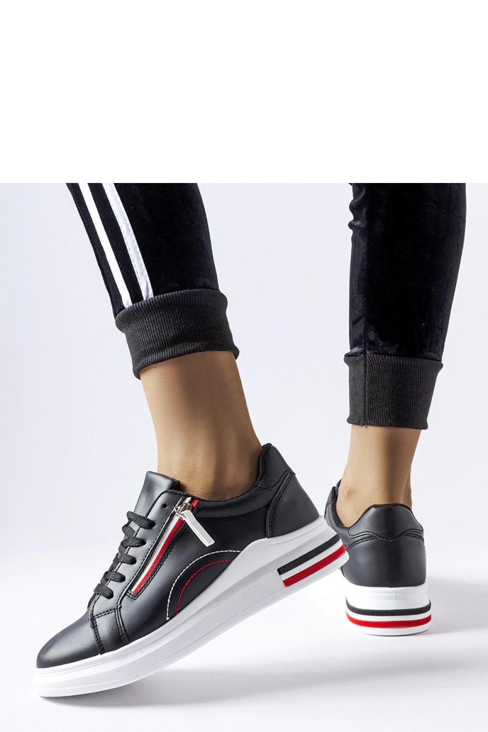 Czarne sneakersy na białej podeszwie Anaunia - Solea - obrazek 3