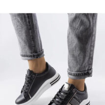 Czarne sneakersy zdobione cyrkoniami Xarles – Solea