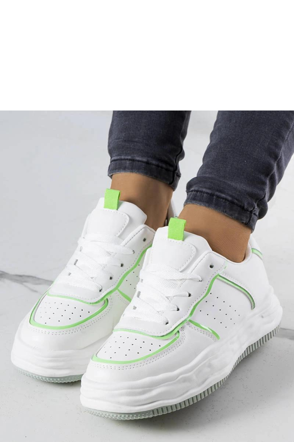 Białe sneakersy z zielonymi wstawkami Nettie - Solea - obrazek 2