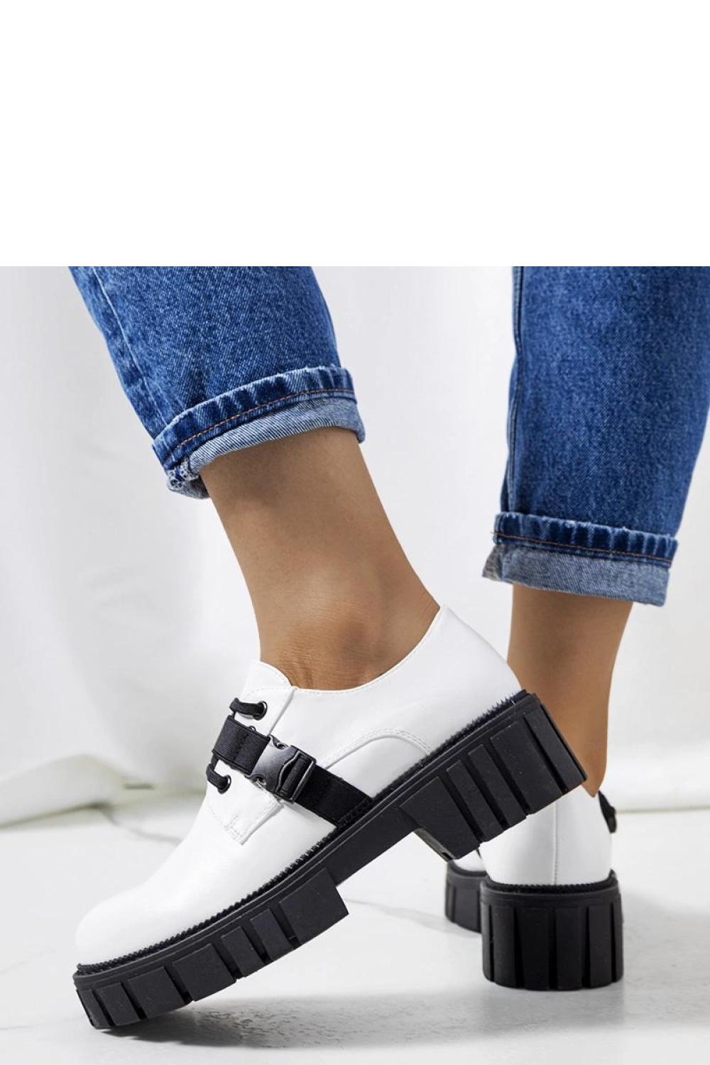 Białe półbuty na traktorowej podeszwie Marike - Solea - obrazek 3