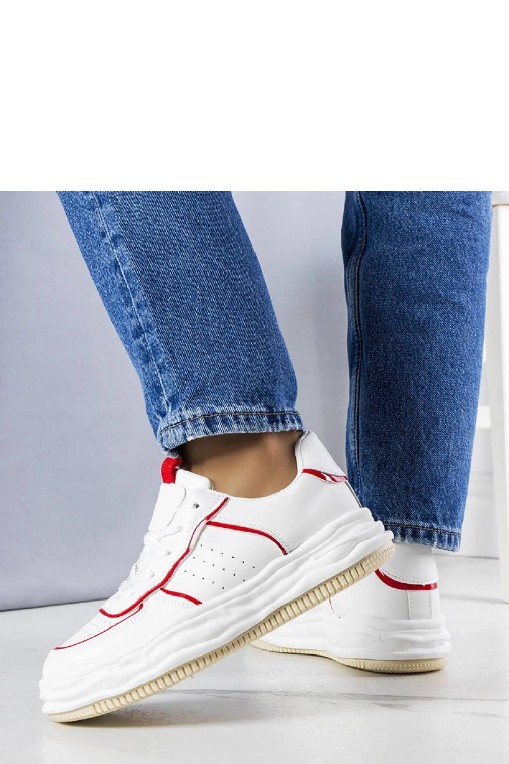 Białe sneakersy z czerwonymi wstawkami Nettie - Solea - obrazek 3