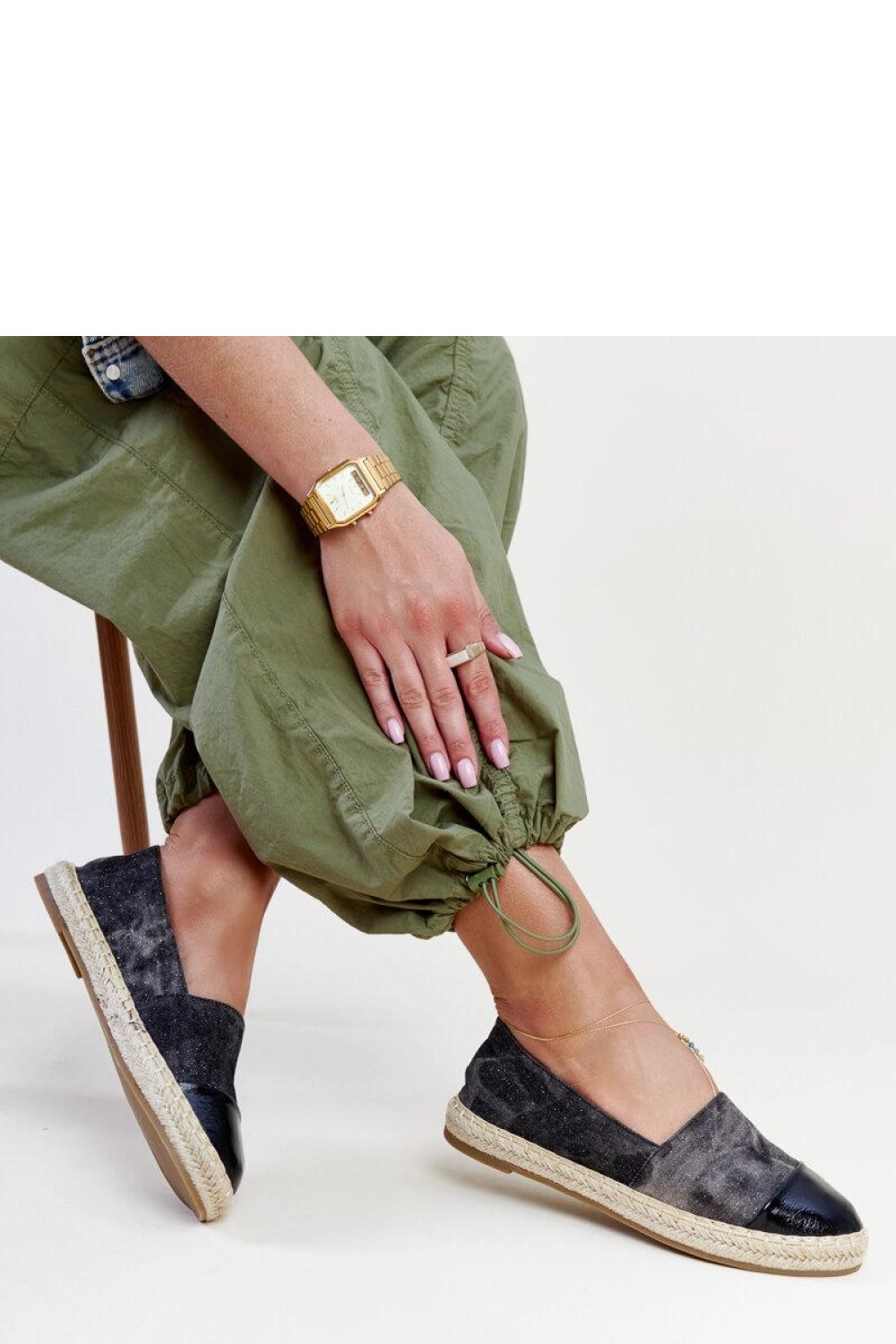 Czarne błyszczące espadryle Surana - Solea - obrazek 2