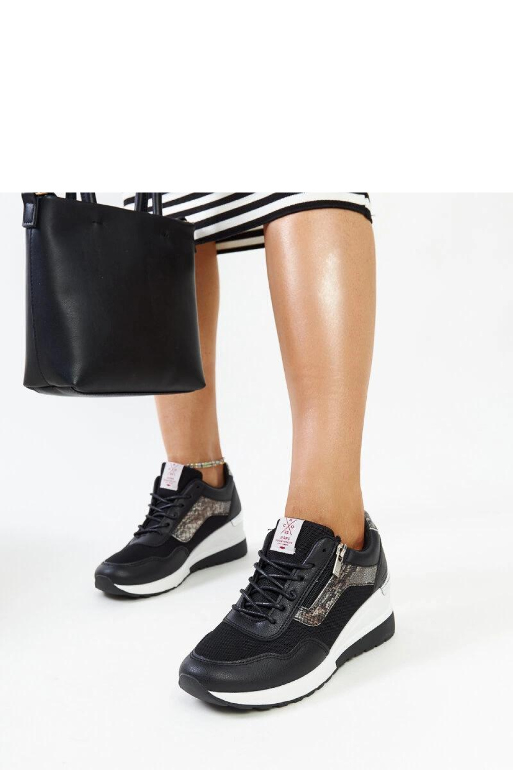 Czarne sneakersy damskie na koturnie CROSS JEANS - Solea - obrazek 4