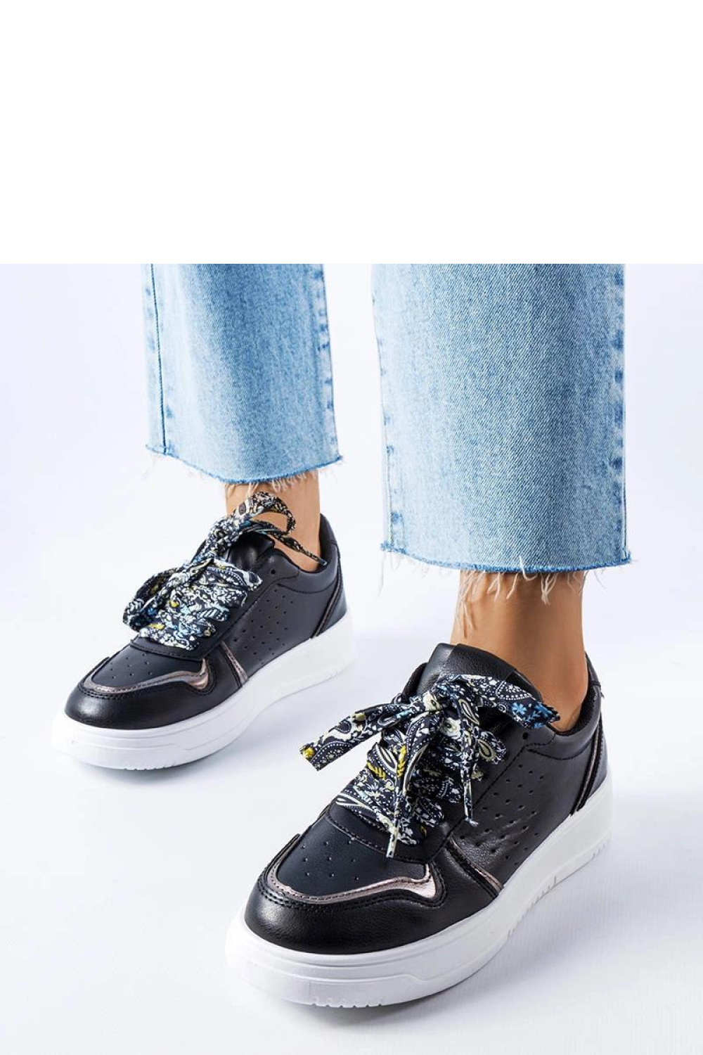 Czarne sneakersy wiązane wstążką Pryor - Solea - obrazek 2