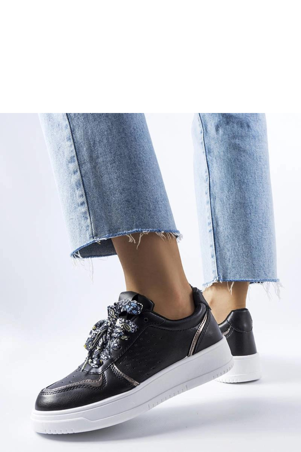 Czarne sneakersy wiązane wstążką Pryor - Solea - obrazek 3