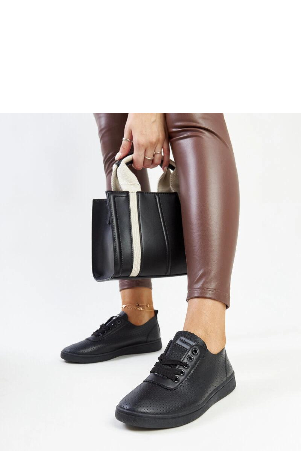 Czarne trampki eko-skórzane Yusra - Solea - obrazek 3