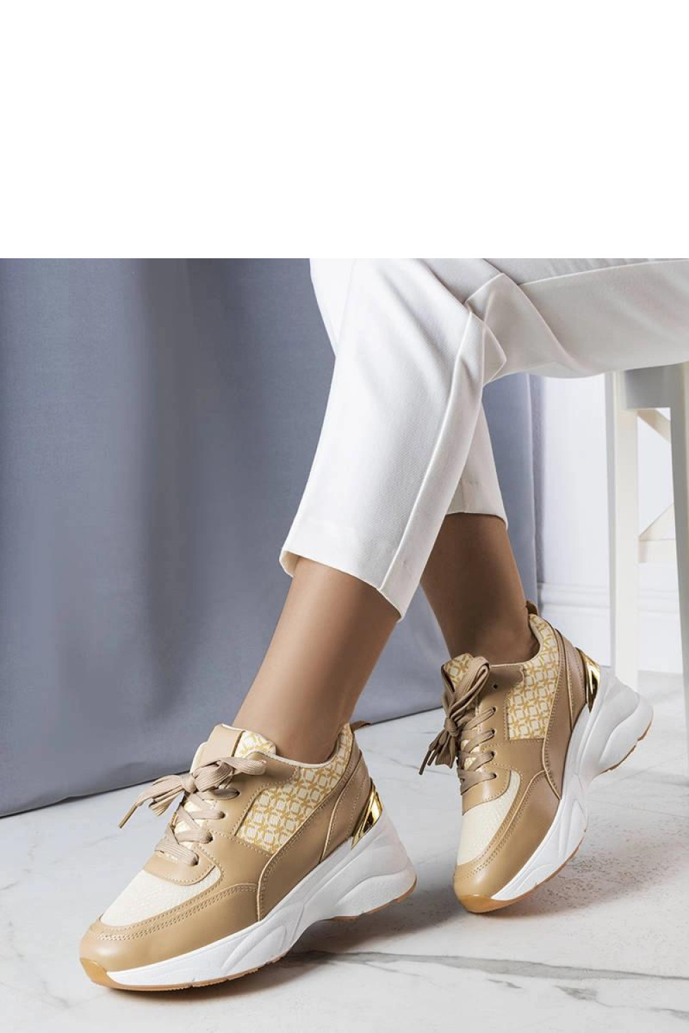 Beżowe sneakersy zdobione monogramem Lora - Solea - obrazek 2