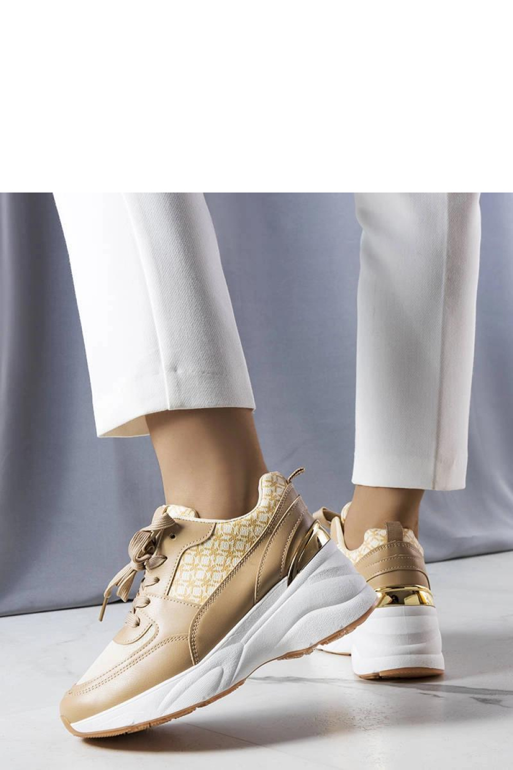 Beżowe sneakersy zdobione monogramem Lora - Solea - obrazek 3