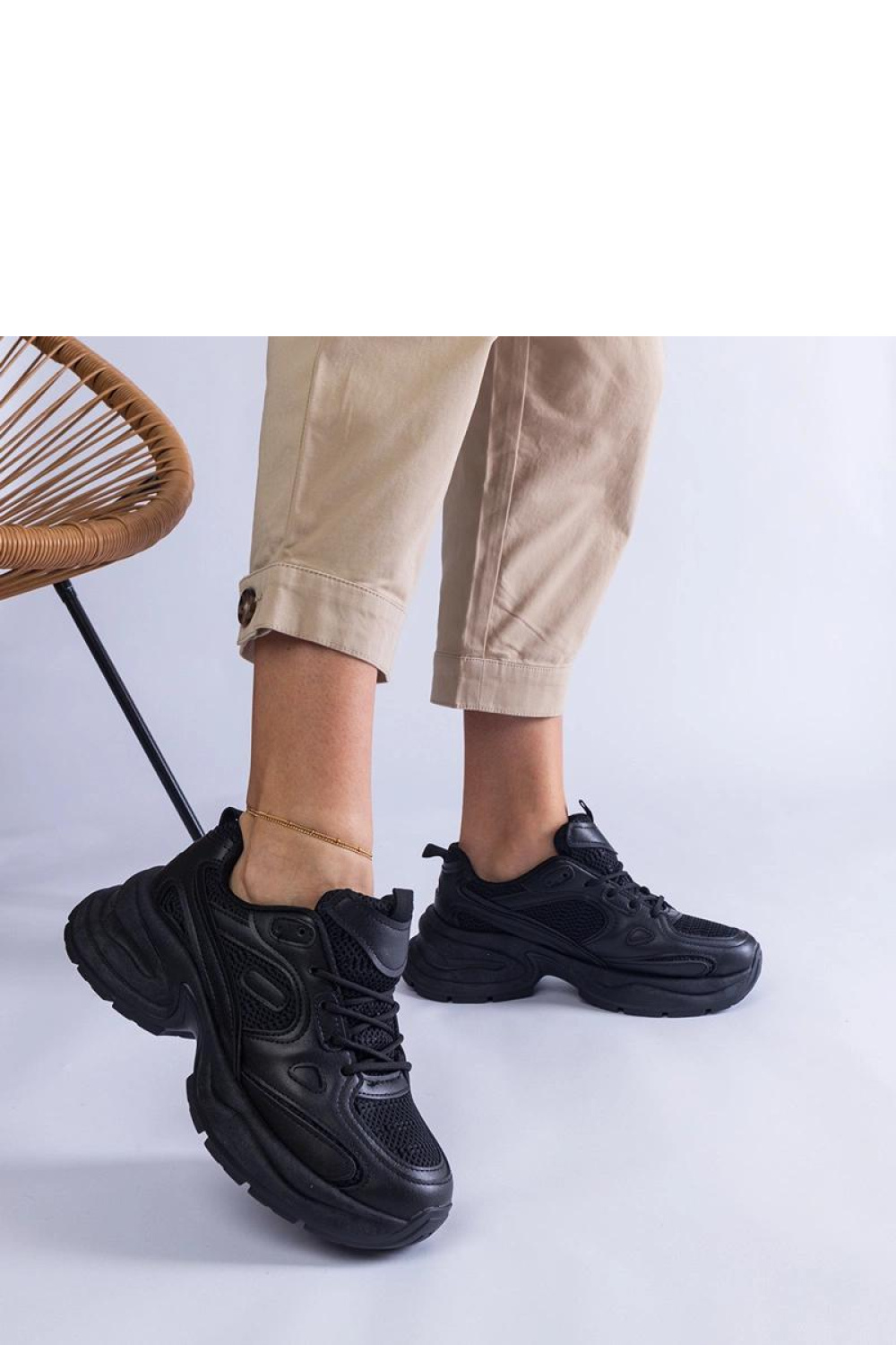 Czarne sneakersy na masywnej podeszwie Adoma - Solea - obrazek 2