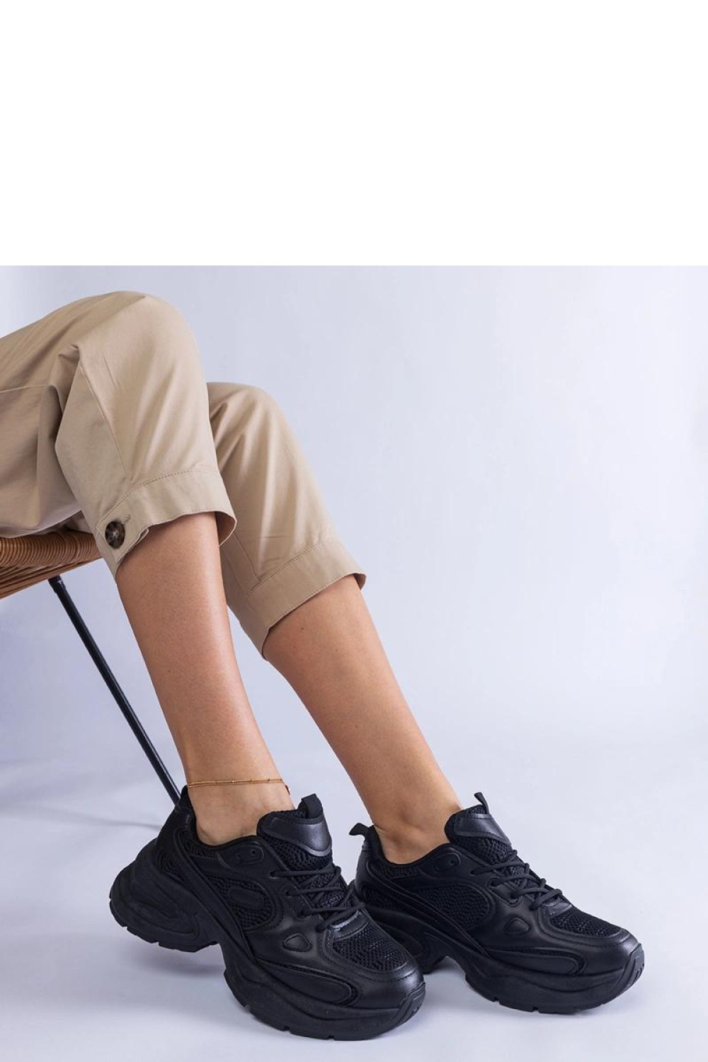 Czarne sneakersy na masywnej podeszwie Adoma - Solea - obrazek 3