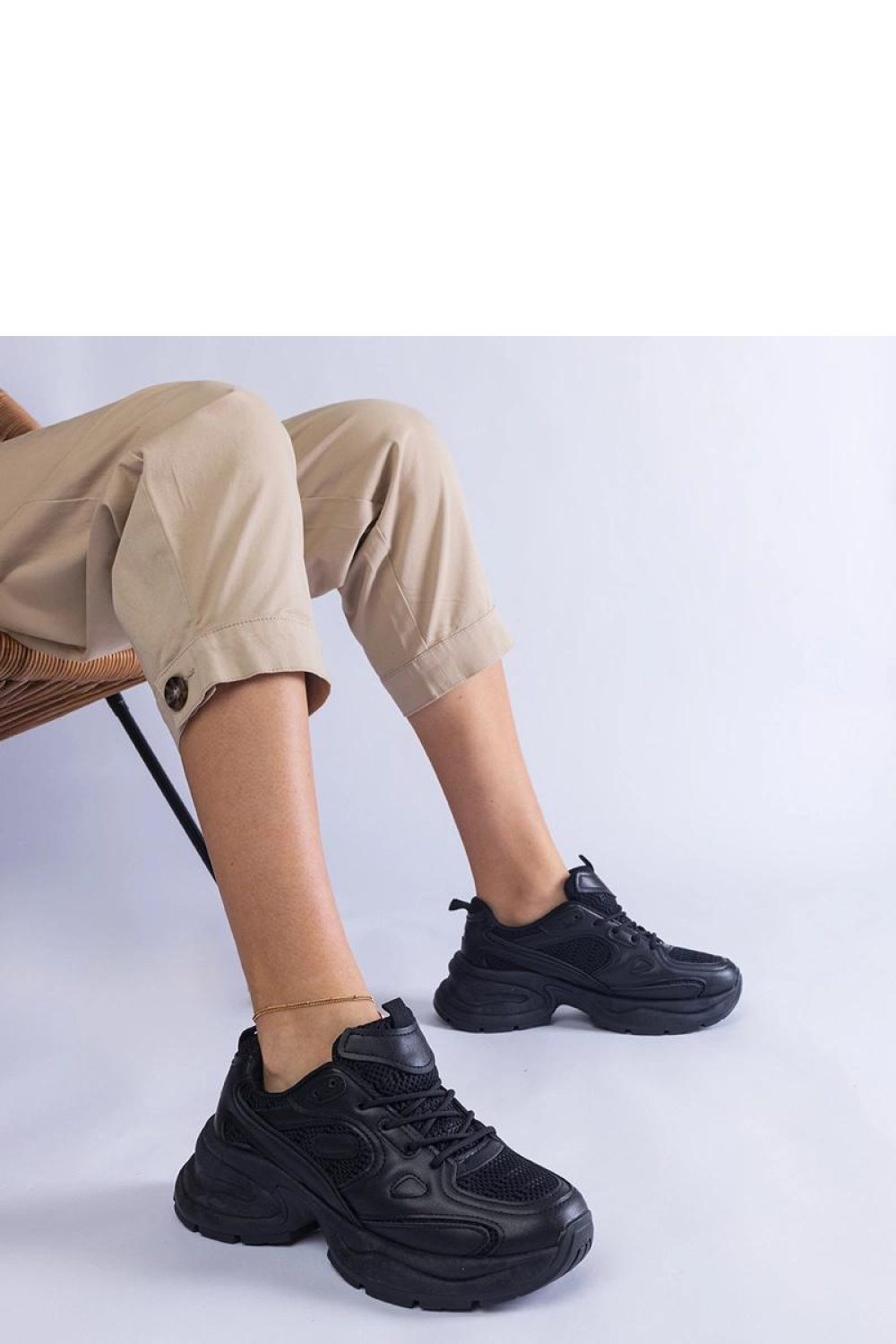 Czarne sneakersy na masywnej podeszwie Adoma - Solea - obrazek 4