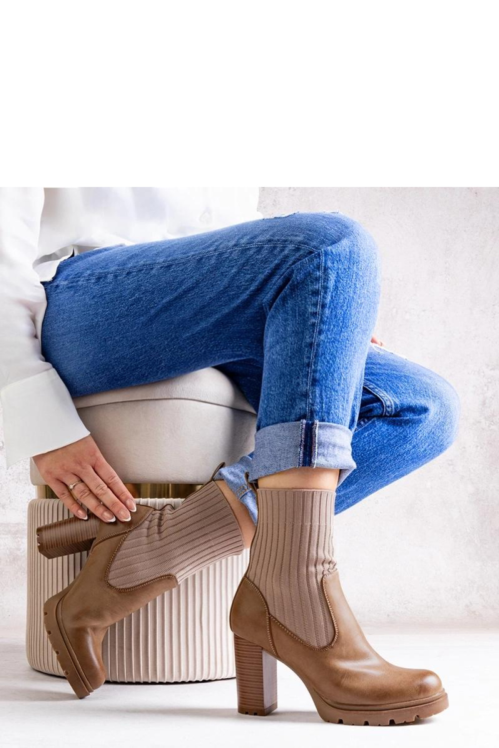 Ciemnobeżowe botki na słupku z eko skóry Asera - Solea - obrazek 4