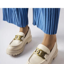 Beżowe mokasyny ozdobione klamerką Schlanders – Solea